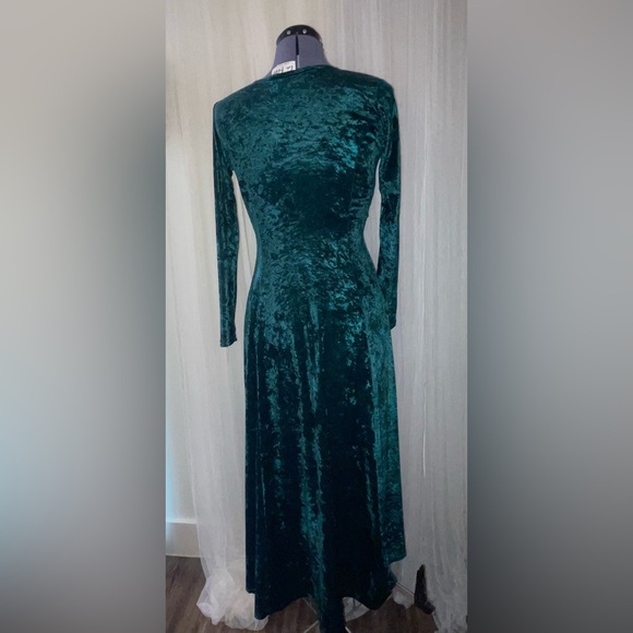 La Fête Emerald Velvet Dress - Picture 3 of 11